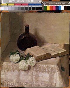 Stillleben mit Flakon, offenem Buch und weißen Blumen von J. Hansch
