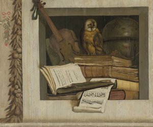 Stillleben mit Büchern, Noten, Geige, Himmelsglobus und einer Eule von Jacob van Campen