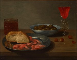 Ein Teller mit Garnelen und einem Brötchen, eine Schale mit Oliven, ein Façon de Venise, ein Glas Bier und Mandeln auf einem Tisch von Jacob Van Es