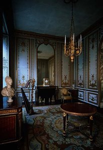 Das Kabinett Interieur de la Reine (Innenkammer der Königin) dekoriert mit weißen und goldenen Paneelen von Jacques Verberckt