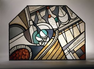 Ein Art-Deco-Buntglasfenster, das eine Cocktailbar darstellt