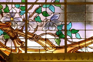 Nancy (Abteilung 54), Jugendstil, „La verriere aux Clematites“ (1901) - Detail, Glasfenster von Jacques Gruber (1870-1936), bei Credit Lyonnais, rue St Georges von Jacques Gruber