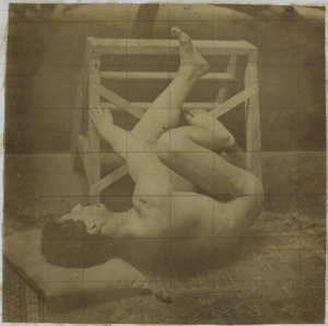 Studie eines männlichen Aktmodells, liegend mit Beinen gegen eine Stufe gestreckt, im Atelier von Jacques de Lalaing