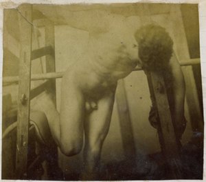 Studie eines männlichen Aktmodells, nach vorne hängend in einem Holzgestell, im Atelier von Jacques de Lalaing von Jacques Lalaing (attributed to)