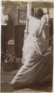 Studie eines weiblichen Modells in Draperie, von hinten gesehen, im Atelier von Jacques de Lalaing von Jacques Lalaing (attributed to)