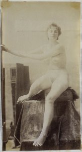 Studie eines weiblichen Aktmodells, sitzend auf einem Podium neben einer Staffelei und von vorne gesehen, im Atelier von Jacques de Lalaing, Vorstudie für das Grabdenkmal Fernand Scribe auf dem Friedhof von Gent von Jacques Lalaing (attributed to)