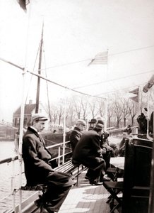 Bootspassagiere, Broek, Niederlande, 1898 von James Batkin