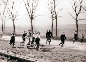 Kinder laufen entlang eines Kanals, Monnickendam, Niederlande