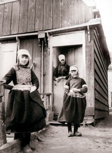 Mädchen in traditioneller Kleidung, Marken Island, Niederlande, 1898