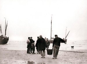 Männer am Ufer, Scheveningen, Niederlande, 1898 von James Batkin