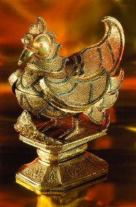 Eine heilige, mit Juwelen besetzte goldene Gans, die einst Betelnüsse hielt. London, England. von James L Stanfield