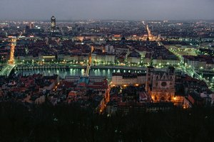 Ein Blick auf Lyon zwischen der Pont de la Feuillite und der Pont Bonaparte in der Dämmerung...