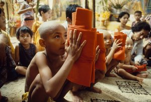 Ein Junge mit rasiertem Kopf erhält seine Mönchskleidung. Mandalay, Burma. von James L Stanfield