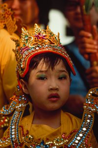 Ein junger Gläubiger beim Tabaung-Festival. Shwe-Dagon-Pagode, Rangun, Burma. von James L Stanfield
