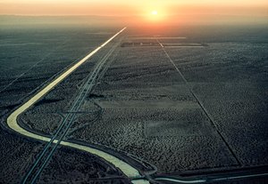 Luftaufnahme des All-American-Kanals bei Sonnenuntergang im Westen