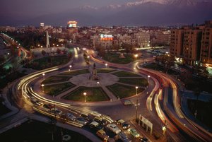 Auto, Stadtlichter beleuchten Plaza Baquedano. Santiago, Chile von James L Stanfield