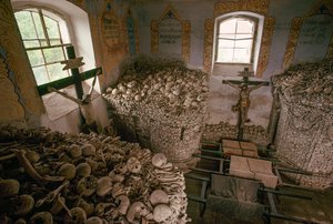 Menschliche Knochen aus den Kriegen des 18. Jahrhunderts zwischen Österreich und Preußen. Nizkov, Tschechische Republik von James L Stanfield
