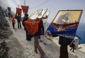 Ikonen werden von der Hauptkirche zum Friedhof gebracht. Olimbos, Karpathos, Griechenland. von James L Stanfield