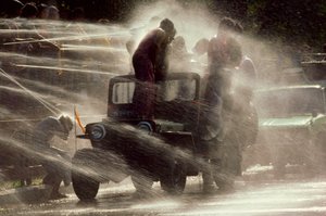 Menschen werden beim Wasserfestival während des buddhistischen Neujahrs besprüht. Mandalay, Burma von James L Stanfield