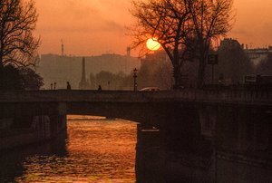Sonnenaufgang über der Seine in der Nähe der Île de la Cité. PARIS, FRANKREICH.