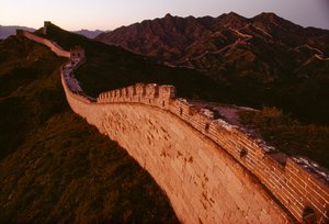 Die Große Mauer windet sich über die Grate der Jun-du-Berge, Teil der Yan-Berge