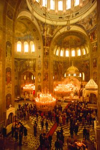 Touristen dominieren die Gottesdienste in der Alexander-Newski-Kathedrale. Sofia, Bulgarien.