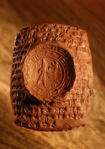 Bei der Ausgrabung wurde dieses Siegel aus Ugarit mit Keilschrift und Figur entdeckt von James L Stanfield