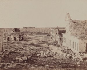 Hof mit Kuppelgebäude in Ruinen