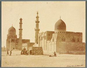 Ägypten. Kairo. Zwei religiös-grabkomplexe auf der Nordnekropole: des mamlukischen Sultans Inal (Mitte 15. Jh.) [rechts] und des mamlukischen Emirs Kurkumas (Anfang 16. Jh.) [links] von James Robertson