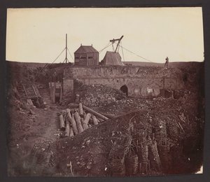 „Überreste des Malakow-Turms“. [Krimkrieg. Ruinen des Forts Malakow mit Geschützstellung nach der Eroberung Sewastopols durch französische, britische und türkische Truppen] von James Robertson