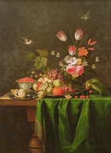 Stillleben mit Obst und Blumen mit einem Papagei auf einem Tisch mit grünem Tuch