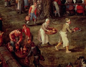 Bedienungen tragen Essen und Wein
