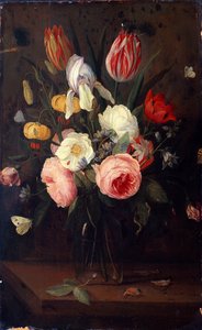 Rosen, Tulpen und andere Blumen in einer Glasvase, mit Insekten, auf einem Tisch