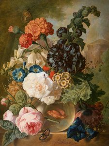 Rosen, Chrysanthemen, Pfingstrosen und andere Blumen in einer Glasvase mit Goldfischen auf einem Steinsims