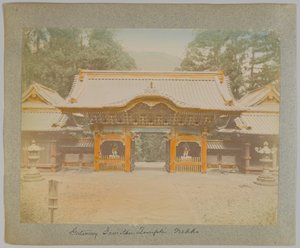 Tor des Jemitsu-Tempels, Nikko, Japan (handkoloriertes s/w-Foto) von Japanese Photographer