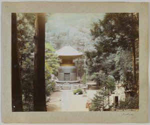 Ikegami-Buddhistentempel, Tokio, Japan (handkoloriertes s/w Foto) von Japanese Photographer