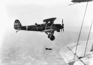 Japanische Flugzeuge führen einen Bombenangriff auf Ziele in China durch, 1937 von Japanese Photographer
