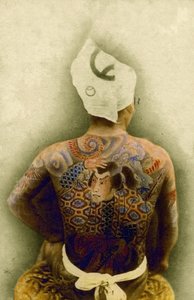 Mann mit traditionellem japanischen Irezumi-Tattoo, um 1880 von Japanese Photographer