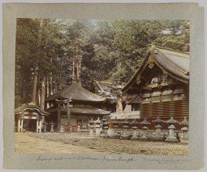 Heiliger Brunnen und Lagerhäuser, Tōshō-gū, Nikko, Japan (handkoloriertes s/w Foto) von Japanese Photographer