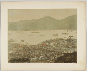 Der Hafen von Nagasaki, Japan (handkoloriertes s/w-Foto)