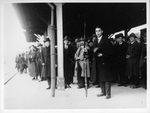 Der Rev. Richards hält einen Bogen, verlässt die Yamaguchi-Station im Jahr 1927