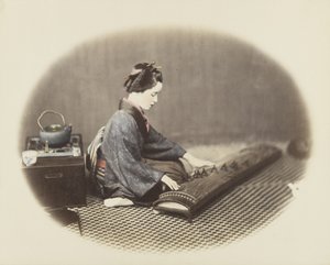 Frau spielt ein Koto