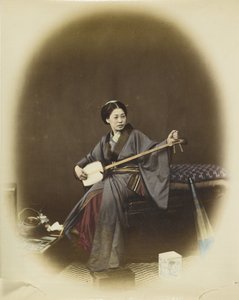 Frau spielt Shamisen