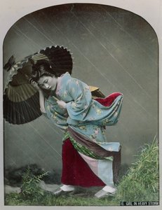 Junge japanische Mädchen im Regen, ca. 1900 von Japanese Photographer