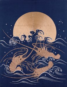 Ein japanisches besticktes Textilpanel aus dunkelblauem Satin, das drei Krebse unter Wellen vor einer aufgehenden Sonne darstellt von Japanese School