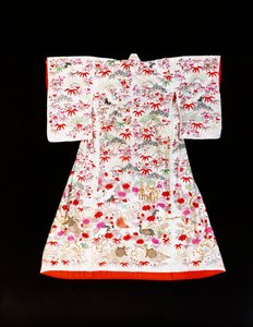 Ein Furisode aus weißem Seidendamast, schabloniert mit Bambusblättern und Pflaumenblüten von Japanese School