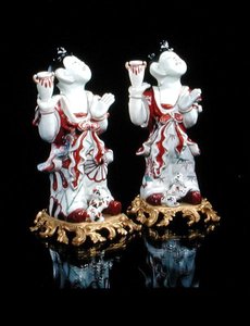 Ein Paar Imari-Figuren chinesischer Jungen (Karako) auf europäischen Ormolu-Basen, ca. 1700