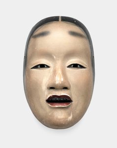 Eine Holzmaske mit Gofun-Grundierung, bemalt mit Sumi für Haare, Augen und Zähne und Rot für die Lippen von Japanese School