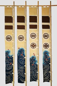 Vier Banner (nobori) mit Motiven von Regenpfeifern in Wellen, Familienwappen, Bambus, Blume in Kreisen, Baumwolle, gefärbt in Reserve mit Reisstärke und Indigo-Tauchbad mit Pigmenten und Tinte, japanische Zivilisation, Meiji-Taisho-Periode
