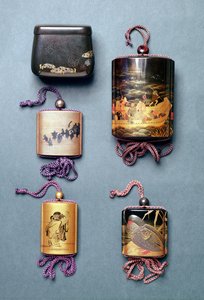 Inro und Tabakbeutel: von links nach rechts: Tabakbeutel mit Hiramaki-e-Design, signiert Zeshin; Inro, Hochzeitprozession der Füchse in Sumi-e Togidashi, signiert Toyo; Inro, zwei Weise lesen eine Schriftrolle in Sumi-e